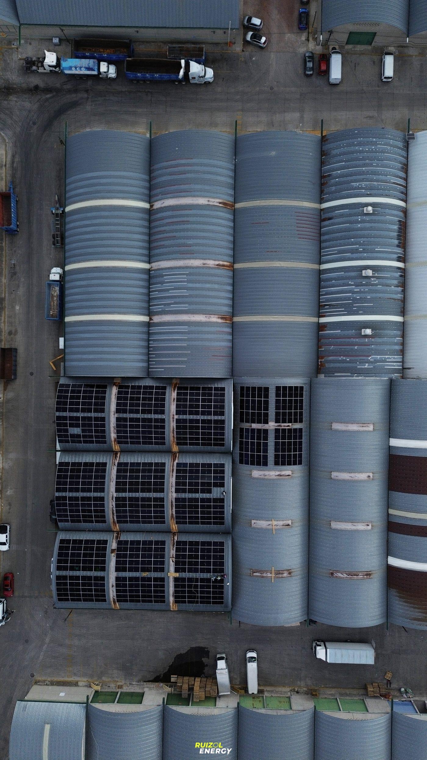 Vista aérea de paneles solares en una planta industrial