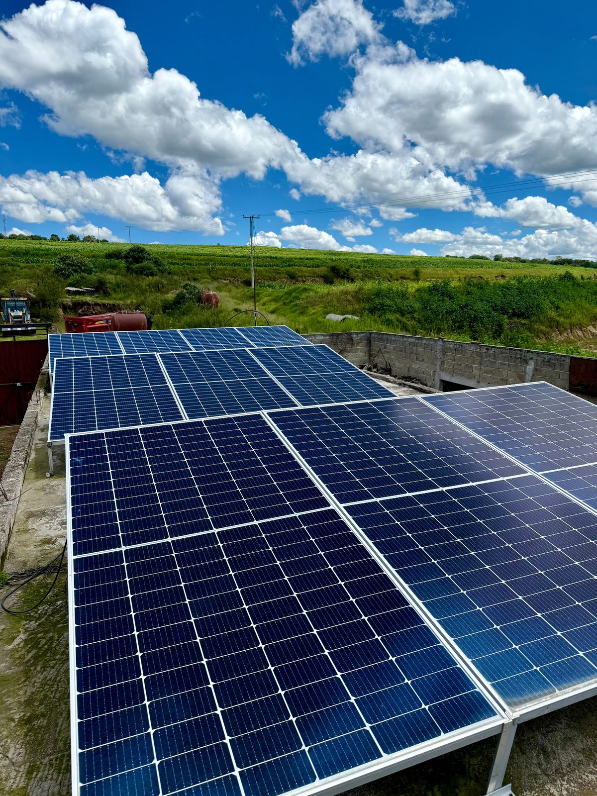 Paneles solares instalados en campo abierto