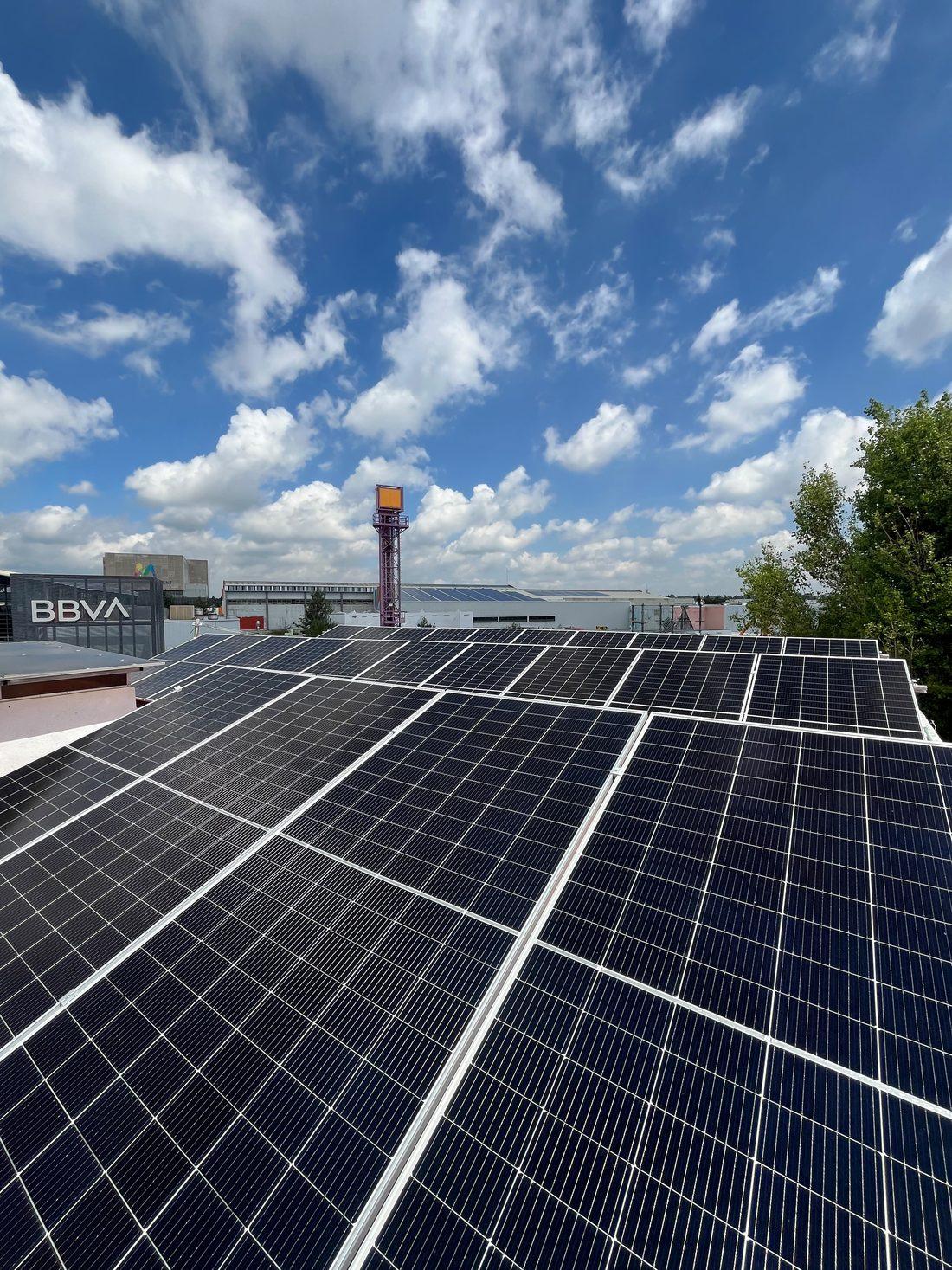 Arreglo fotovoltaico en azotea urbana