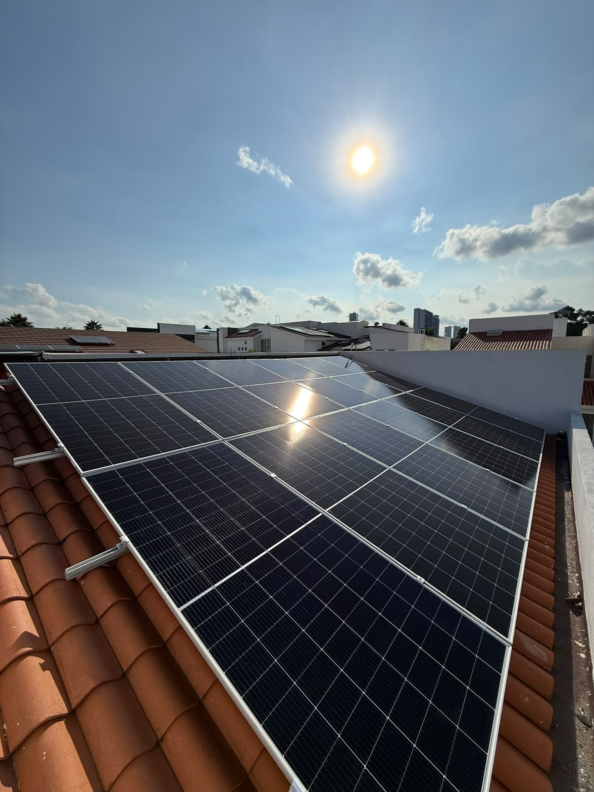 Paneles solares sobre techo de teja en una casa